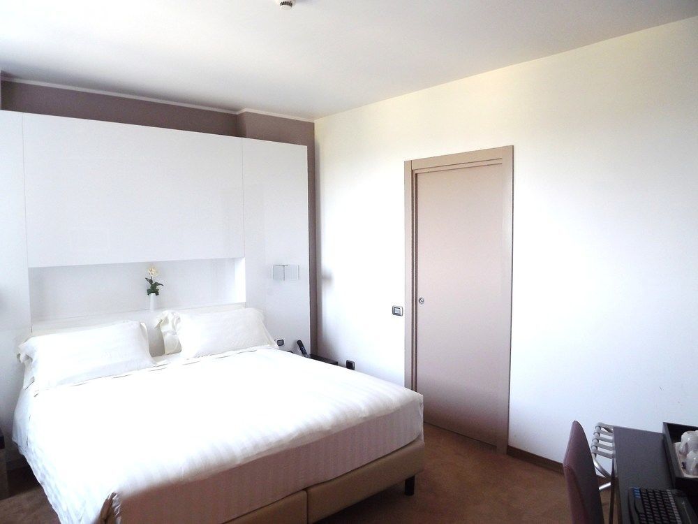 Hotel For You Cernusco Sul Naviglio Esterno foto